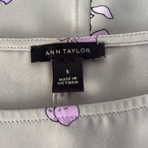 ANN TAYLOR Floral Bell Ruffle Sleeve Blouse in Gray w/ Purple Florals Size Small - Picture 5 of 5
